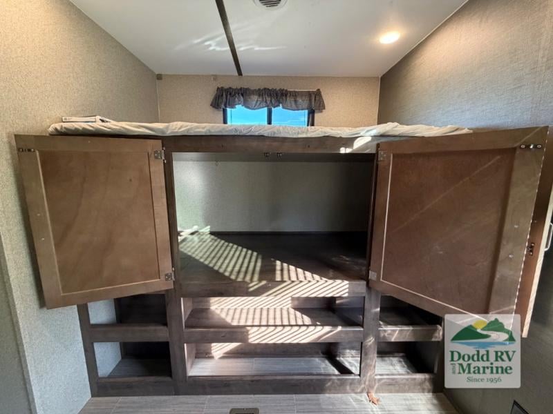 Pre-Owned 2019 Keystone RV 3350BH Grand Touring - photo - 33