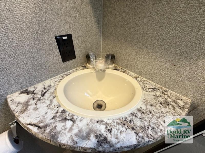Pre-Owned 2019 Keystone RV 3350BH Grand Touring - photo - 37
