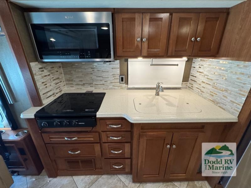 Pre-Owned 2018 Winnebago 38F - photo - 20