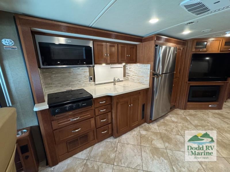 Pre-Owned 2018 Winnebago 38F - photo - 19
