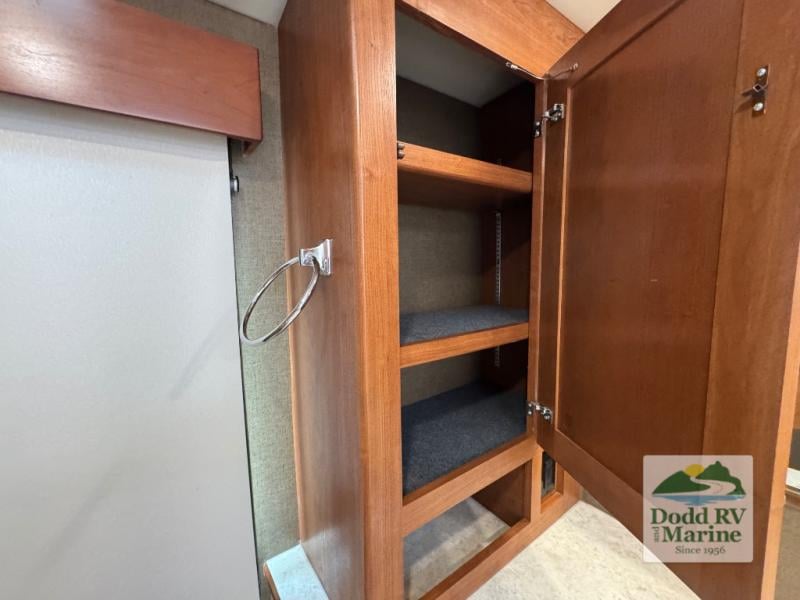 Pre-Owned 2018 Winnebago 38F - photo - 44