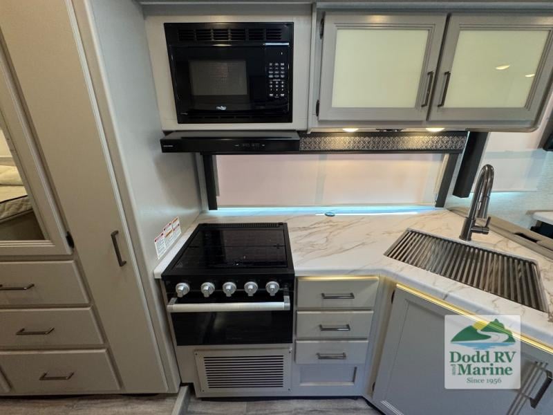 Pre-Owned 2025 Thor Motor Coach SE31 - photo - 26