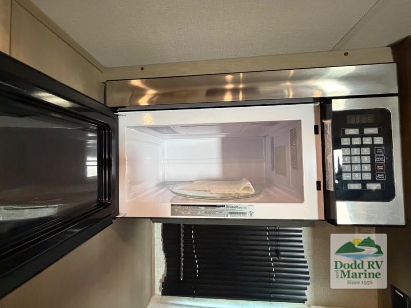 Pre-Owned 2023 Grand Design 303RLS - photo - 14