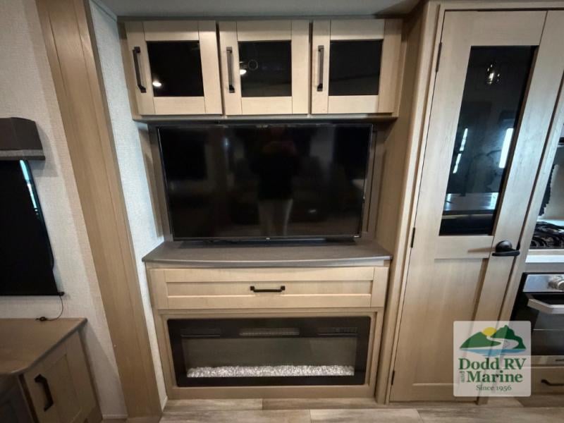 Pre-Owned 2023 Grand Design 303RLS - photo - 31