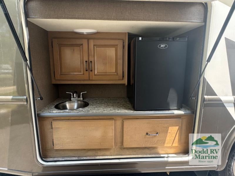 Pre-Owned 2018 Thor Motor Coach 34J - photo - 4
