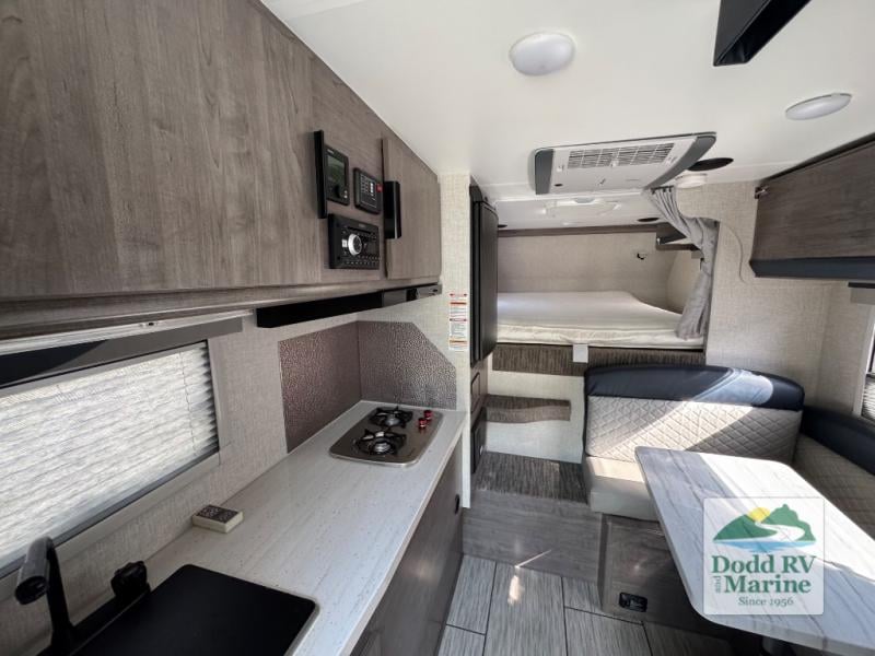 Pre-Owned 2025 Lance 825 - photo - 6
