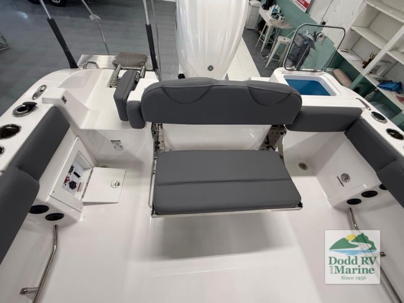 New 2025 Nautic Star 242OS - photo - 17